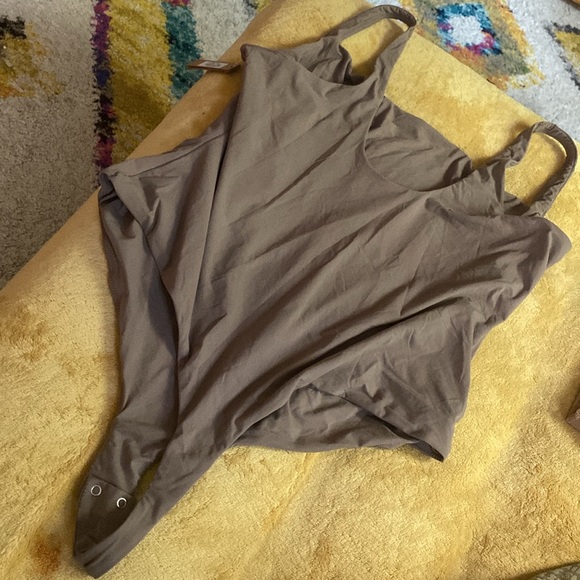 SKIMS NWT Fits Everybody Square Neck thong Bodysuit in discontinued Umber🔥 - Picture 4 of 4